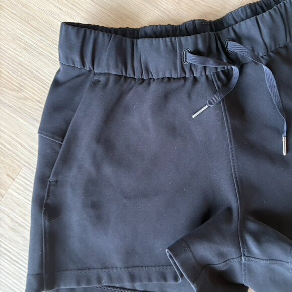 Lululemon On The Fly Short 2.5" Inseam Size 6 W7ARNS Black - Picture 2 of 6